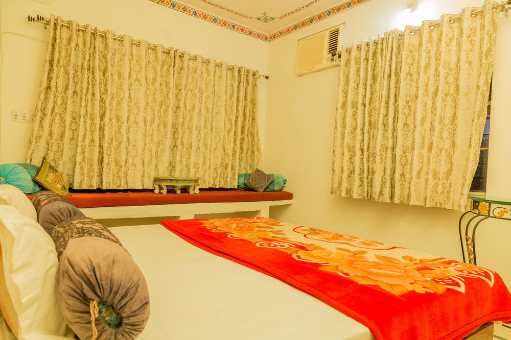 Hotel Hanuman Ghat On Lake Pichola Удайпур Екстер'єр фото